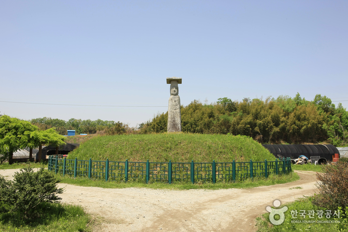 Statue de Bouddha debout de Godori à Iksan (익산 고도리 석조여래입상)
