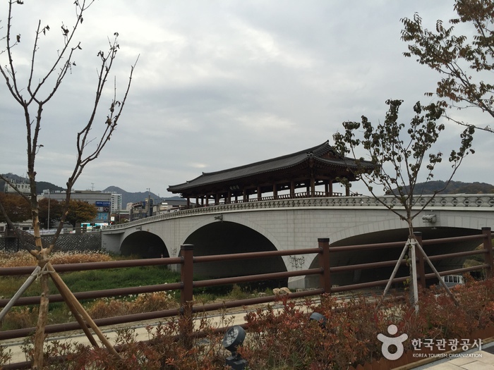 Pont Namcheongyo (남천교 청연루)