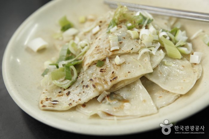 Miseongdang Napjak Mandu (미성당납작만두)