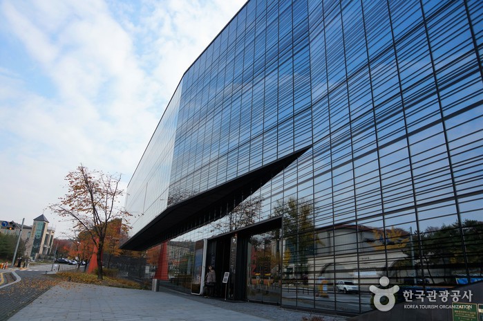 Le Centre artistique Paik Nam June (백남준아트센터)