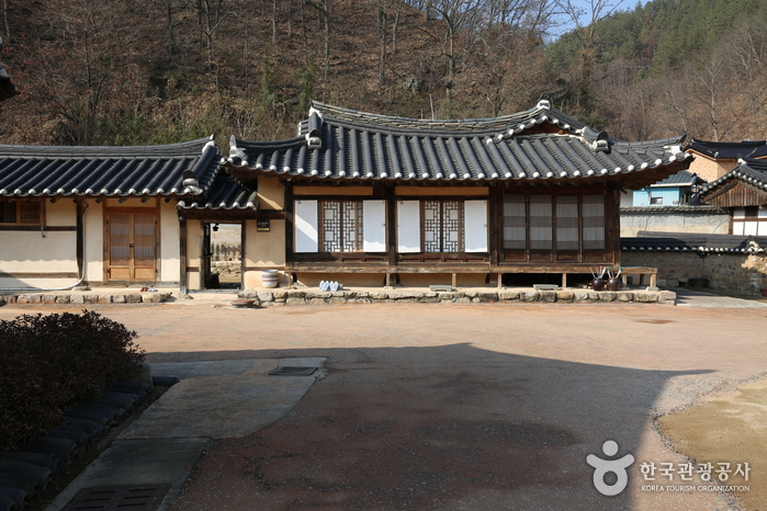 Chalbanggong Head House / 찰방공종택