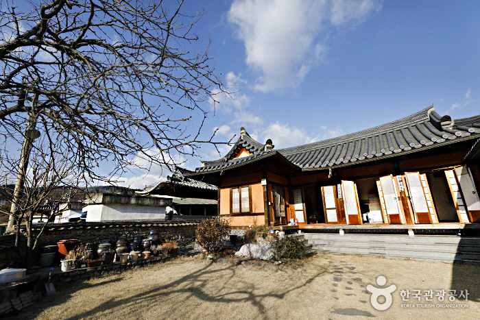 Hadongdaek House / 하동댁
