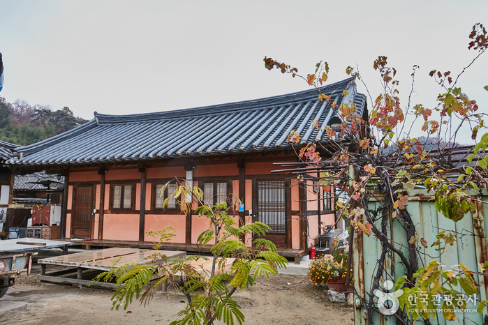 Ungidaek House / 개실마을영농조합법인(웅기댁)