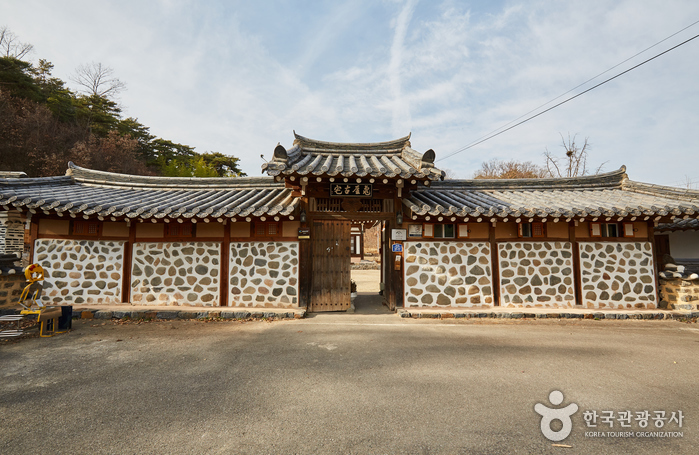 The Gwiae Traditional House / 귀애고택