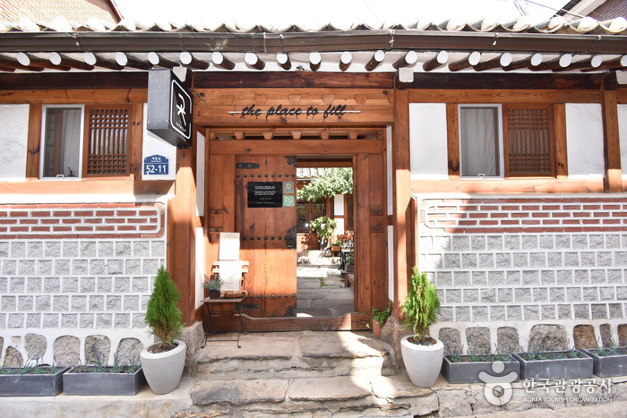 The Place Seoul (traditional Korean-style guesthouse) / 멀티스페이스 곳