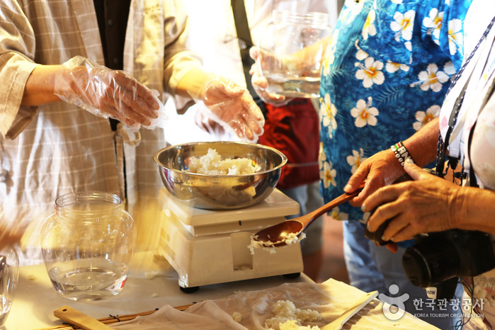 Brasserie Shinpyeong (신평양조장 백련 양조문화원)