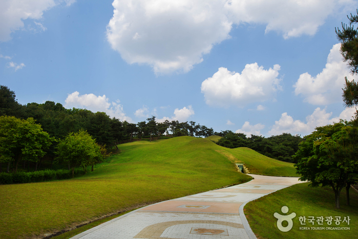 Parc des tumuli de Songsanri et tombe royale de Muryeongwangneung (patrimoine de l’Unesco) (송산리 고분군과 무령왕릉 [유네스코 세계문화유산])