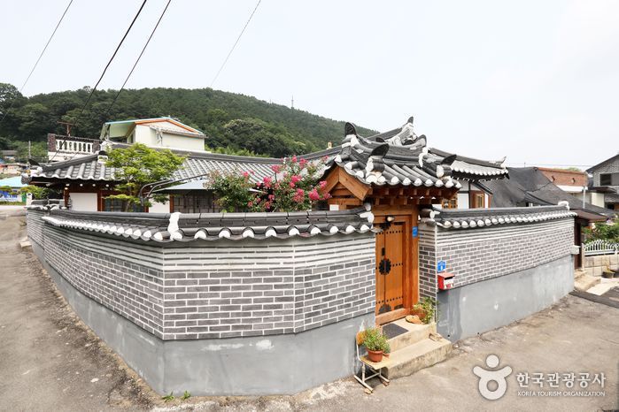 Bonghwangjae Hanok Guesthouse / 봉황재 한옥 게스트하우스