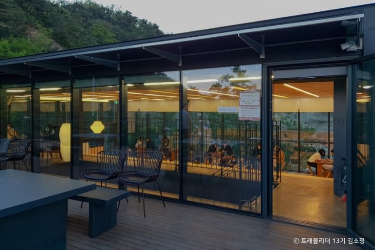 Poste de lecture ‘The Forest’ sur le mont Inwangsan (인왕산 더숲 초소책방)