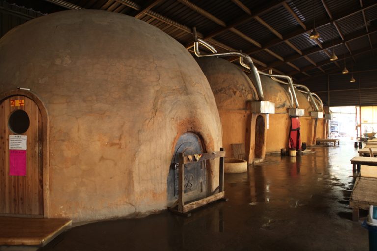 Sauna traditionnel au charbon de bois – mur en terre crue (토담참숯가마)