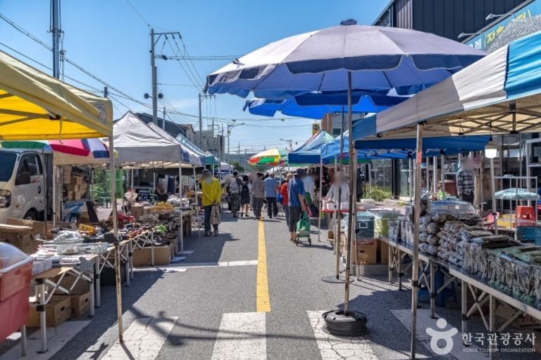 Marché traditionnel de Janghowon (les 4 et 9 du mois) (장호원재래시장(4, 9일))