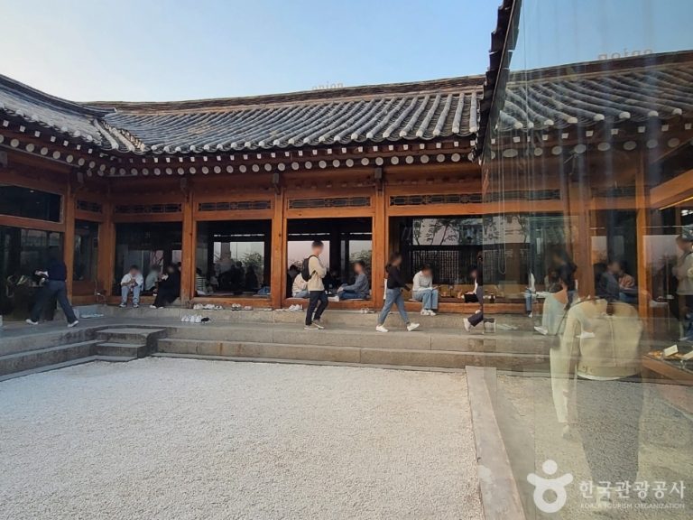 Onion Anguk (어니언 안국)