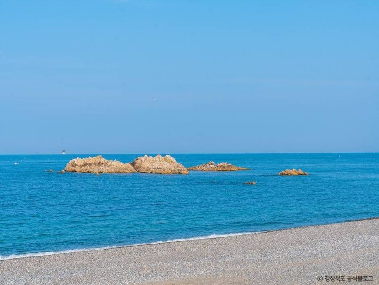 Tombe sous-marine du roi Munmu (경주 문무대왕릉)