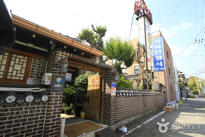 Geomukhanjeongsik (거목한정식)